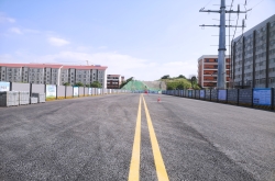 托子沖南路主幅路通車(chē)，新學(xué)校旁拉通了一條便民路